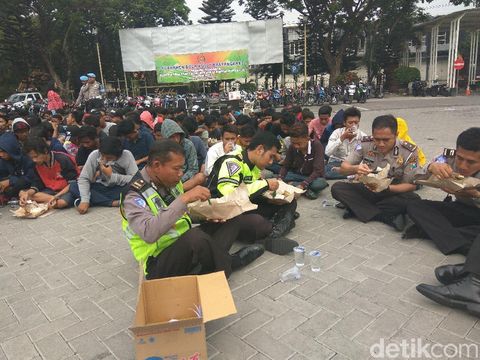 Ratusan pemuda yang diamankan balap liar diberi sarapan/