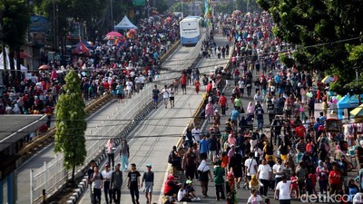 Warga Tumpah Ruah di CFD Mampang