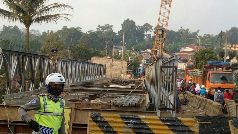 Ada Perbaikan Jembatan  Cisalopa Polisi Berlakukan Buka Tutup