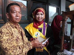 Anaknya Lulusan Terbaik, Jalaludin Gratiskan Sate Saat Wisuda