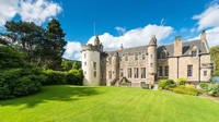 Craigcrook Castle-US$ 8,1 juta atau Rp 109,35 miliar. Kembali ke skotlandia, dan properti ini dibidik oleh penduduk kota yang lebih dekat karena berlokasi hanya beberapa mil dari pusat kota Edinburgh. Pertama kali dijual setelah 300 tahun, kastil ini dilaporkan pernah dihuni Carles Dickens, Hans Cristian Anderson, Gorge Eliot dan Alfred Lord Tennyson. Istimewa/CNBC.