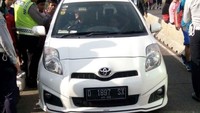 Bersama dengan pengendara mobil, para pengendara motor melenggang masuk busway saat CFD Mampang, Minggu (15/10). Foto: Dok Sudin Perhubungan Jakarta Selatan