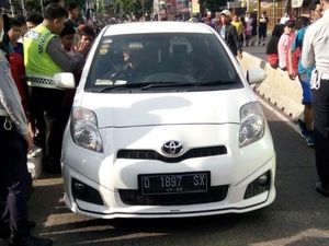 Mobil dan Motor Masuk Jalur Busway Saat CFD di Mampang