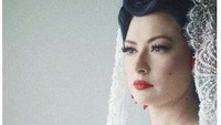 Claudia Adinda tampak begitu cantik dengan baju pengantin. Foto: Instagram