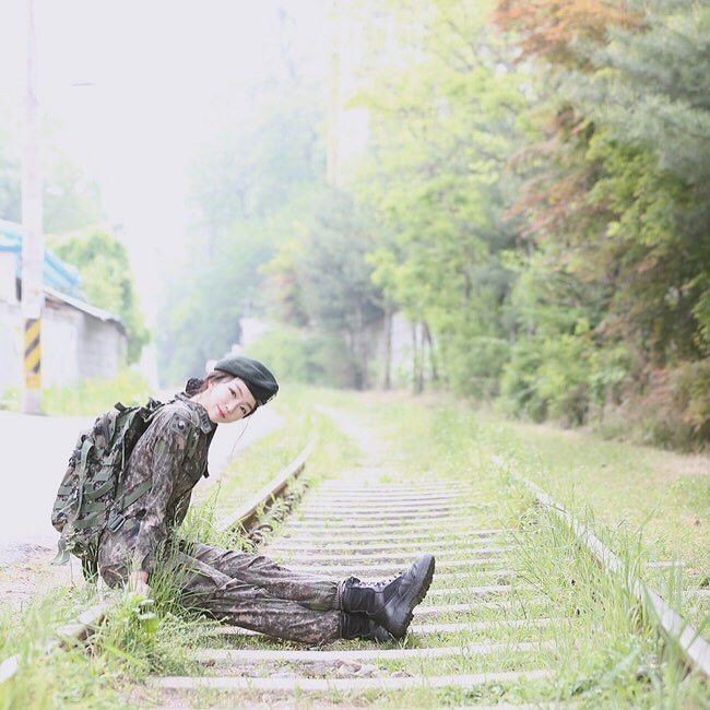 Di akun Instagram-nya, Joongi memang terlihat punya fitur wajah yang menarik. Apalagi juga tampak pintar merias wajah yang membuat penampilannya semakin cantik. Foto: Instagram Song Joongi