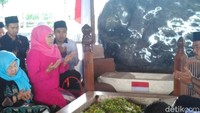 Khofifah mendoakan Bung Karno. Saat berdoa ini, PDIP mengumumkan dukungan pada Syaifullah Yusuf dan Abdullah Azwar Anas untuk maju Pilgub Jatim (Erliana Riady/detikcom)