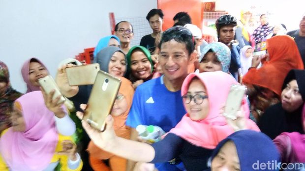 Sandiaga resmikan OK OCE Mart di Warung Buncit / 