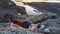 Berbagai tempatnya pun beragam, mulai dari di atas gunung, tengah jalan, sampai pinggir pantai dengan alas kain pun ada! (Instagram/YouDidNotSleepThere)