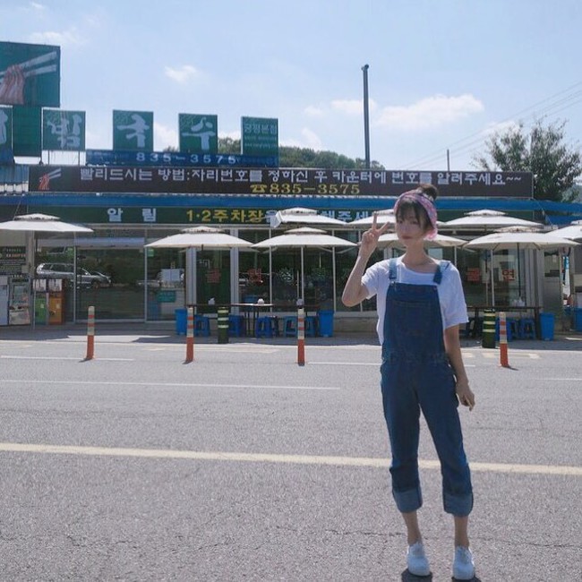 Ketika sedang tidak memakai busana tentara, ia pun terlihat suka bergaya kasual dan feminin. Foto: Instagram Song Joongi