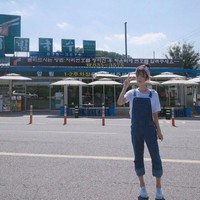 Ketika sedang tidak memakai busana tentara, ia pun terlihat suka bergaya kasual dan feminin. Foto: Instagram Song Joongi