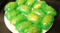 Banh Xu Xe merupakan makanan tradisional yang ada dalam pernikahan di Vietnam. Dessert terbuat dari tepung tapioka dan kacang hijau kemudian dibungkus daun pisang. Disebut sebagai “kue suami istri”, kue melambangkan lengketnya hubungan perkawinan antara suami dan istri. Isian tapioka berwarna emas melambangkan “hati emas” yang berdetak di hati maisng-masing pasangan saat mereka berjanji setia satu sama lain.