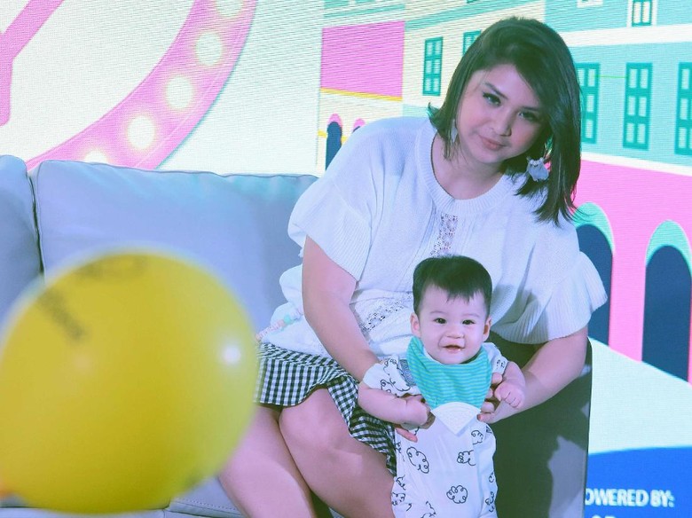 Puasa Sambil Menyusui, Putri Titian Drop hingga Dilarikan ke RS Puasa Sambil Menyusui, Putri Titian Drop hingga Dilarikan ke RS