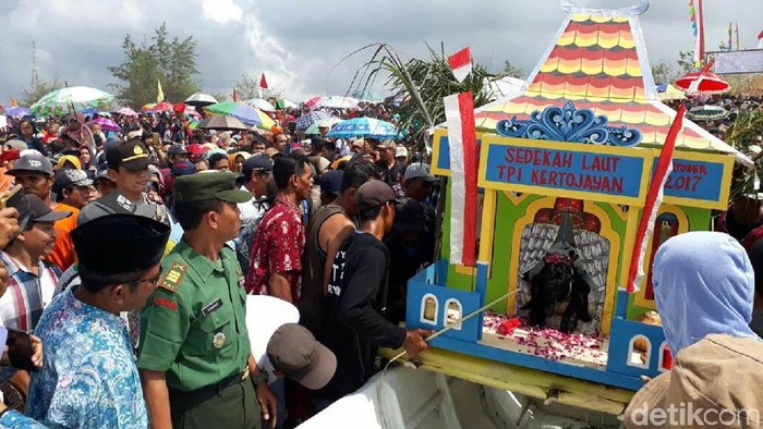 Nelayan Purworejo Gelar Ritual Larungan