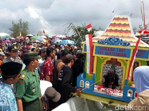 Nelayan Purworejo Gelar Ritual Larungan