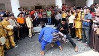 Selanjutnya dilakukan pula atraksi palang pintu, oleh seniman Betawi.