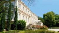 Chateau Vaucluse-US$ 11,6 juta atau Rp 156,60 miliar. Tak seperti kastil atau benteng, tapi lebih seperti istana Perancis, bangunan dari abad 18 di Avignon ini memiliki perpustakaan, beberapa lounges, kolam renang dan lapangan tenis. Istimewa/CNBC.
