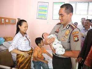 Terus Ditolak Taksi, Ibu di Jakut Melahirkan di Mobil Polisi