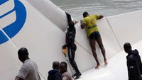 Petugas Gendarmerie Prancis memeriksa sebuah barang yang dikeluarkan dari pesawat kargo setelah jatuh di laut dekat bandara internasional di Abidjan. (Dok. REUTERS/Ange Aboa)