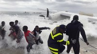 Tim penyelamat menarik reruntuhan sebuah pesawat kargo setelah jatuh di laut dekat bandara internasional di kota utama Pantai Gading, Abidjan (Dok. REUTERS / Ange Aboa)