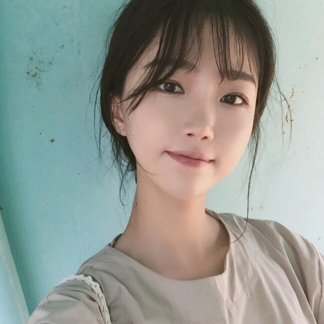 Jika tidak mengenakan seragam, orang mungkin tidak akan mengira jika wanita ini bekerja sebagai tentara. Foto: Instagram Song Joongi