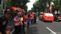Sekitar pukul 09.55 WIB, Djarot tiba di gedung Joang menggunakan kereta yang ditarik oleh seekor kuda.