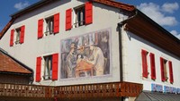 Bangunan itu dibagi menjadi dua, yaitu bar di tanah Prancis dan toko di Swiss. Bisnisnya terus berjalan hingga kepemilikan gedung berganti tahun 1921. Bangunan tersebut dibeli oleh Jules-Jean Arbeze yang kemudian mengubahnya menjadi hotel (Hotel Arbez)