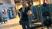 Atau berolahraga di gym saja juga bisa. (Foto: Instagram @natahamburg)