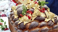 Ciri khas pernikahan di Ukraina adalah korovai. Roti manis ini disiapkan oleh keluarga mempelai pria dan wanita. Ini melambangkan keluarga yang berkumpul bersama untuk penyantuan tersebut.