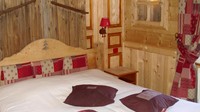 Ada sejumlah kamar dengan pengalaman tidur di dua negara sekaligus. Rasakan sensasi merebahkan diri dengan kepala berada di Prancis sedangkan kaki masuk dalam wilayah Swiss. Ada pula kamar dengan kamar mandi di wilayah negara berbeda. Wah! (Hotel Arbez)