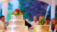 Di Bermuda, cake pernikahan diberi dekorasi daun perak untuk pengantin wanita dan emas untuk pengantin pria. Pada permukaan cake ada pohon cedar kecil yang dimaksudkan untuk ditanam bersama pasangan pengantin. Ini melambangkan bagaimana cinta mereka akan tumbuh.