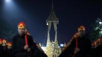 Dini hari di hari kremasi, warga Thailand akan mengheningkan cipta pukul 03.52. Waktu di mana Raja wafat. 