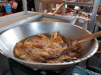 Pisang Goreng Djakarta: Pisang Goreng Renyah Bertabur Gula Palem hingga Saus Karamel