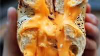 Bagel dibelah, dipanggang dengan isian smoked cheddar. Lembut dan mulur. Kreasi @savorysweetsisters ini bikin ngiler banget!Foto: Istimewa