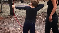 Ada juga yang menjadikan akhir pekan sebagai waktu untuk mencoba aktivitas fisik yang baru, misalnya yang dilakukan anak laki-laki ini dengan olahraga memanah. (Foto: Instagram @alicehansford)