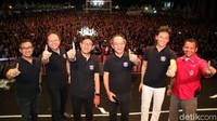 Direksi Astra Honda Motor di perayaan HBD 2017 dengan latar ribuan bikers yang hadir. Dok. Astra Honda Motor.