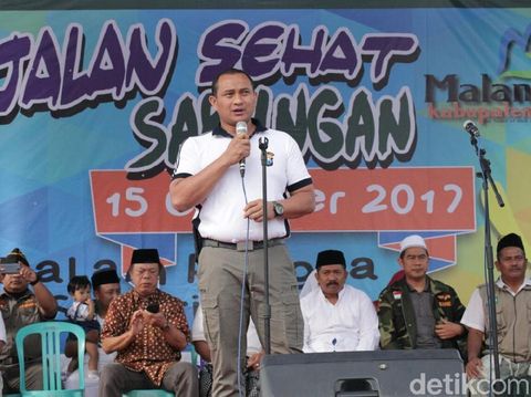 Jalan sehat dan silaturahmi di Stadion Kanjuruhan Malang/