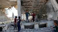 Beberapa anak-anak lainnya memilih bermain di area bangunan yang hancur di Kobani (Dok. REUTERS/Erik De Castro)