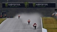 Berkat aksi-aksi usai garis start itu pula Danilo Petrucci berhasil melesat ke posisi terdepan dan menjadi salah satu rider yang sempat memimpin balapan. (Foto: TOSHIFUMI KITAMURA/AFP PHOTO)