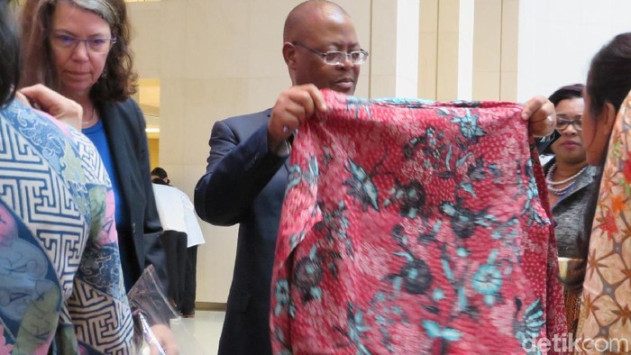 Peserta Annual Meeting IMF-WB Serbu Batik, Kopi Hingga Satai