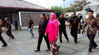 Khofifah berziarah ke Makam Bung Karno di Blitar, Minggu (15/10) pukul 8.30 WIB. Momennya berbarengan dengan PDIP mengumumkan pasangan calon gubernur untuk Pilgub Jatim (Erliana Riady/detikcom)