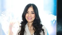 Senyum lebar terpancar dari wajah manis Gracia Indri. Pool/Ismail/detikFoto.