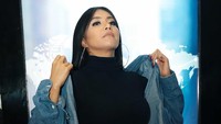 Rambut hitamnya dibiarkan terurai. Foto: Palevi