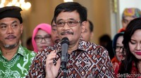 Dengan mata berkaca-kaca Djarot dilepas dari jabatannya sebagai Gubernur DKI Jakarta 2012-2017.