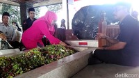 Khofifah menabur bunga di pusara makam Bung Karno. Kunjungan ini dinilai upaya Khofifah mencari pasangan yang nasionalis untuk maju Pilgub Jatim (Erliana Riady/detikcom)