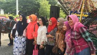 Meski tidak bisa naik, mereka berfoto bersama kereta kencana itu. 
