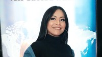 Luaran denim tak lupa ia kenakan untuk menyempurnakan penampilannya. Foto: Palevi
