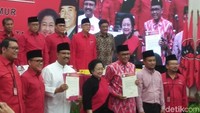 Megawati didampingi oleh sederet pengurus PDIP saat mengumumkan nama Gus Ipul dan Anas (Foto: Yulida/detikcom)