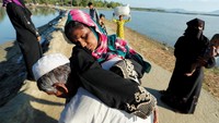 Fatema tiba di Teknaf, Bangladesh usai melintasi kawasan perbatasan Myanmar (Dok. REUTERS/Jorge Silva)