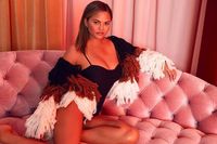 Chrissy Teigen Rilis Koleksi Busana yang Seksi