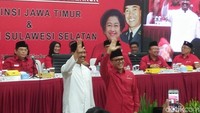Megawati menyebut Gus Ipul dan Anas sebagai pasangan merah putih saat menyampaikan pengumuman di kantor PDIP (Foto: Yulida/detikcom)
